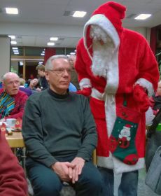 2014-12-13_vkmb-h_Saal_Nikolaus_Verteilung_Geschenke_stv.Vorsitzender1.jpg