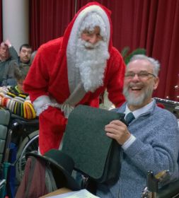 2014-12-13_vkmb-h_Saal_Nikolaus_Verteilung_Geschenke_Vorsitzender_WEB.jpg